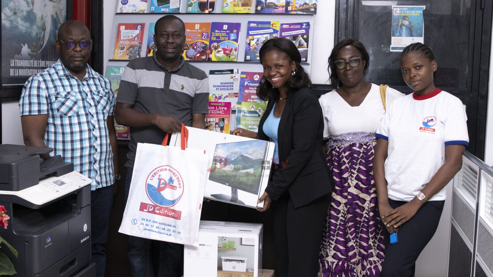 Actions sociales / JD Éditions apporte un soutien au Conseil d’Enseignement SVT du Lycée Municipal GADIÉ Pierre 2 de Yopougon