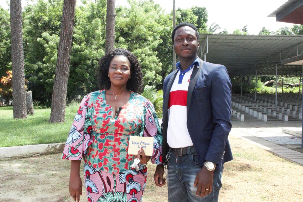Actions sociales / JD Éditions fête l’excellence et le mérite au Lycée Sainte-Marie de Cocody.