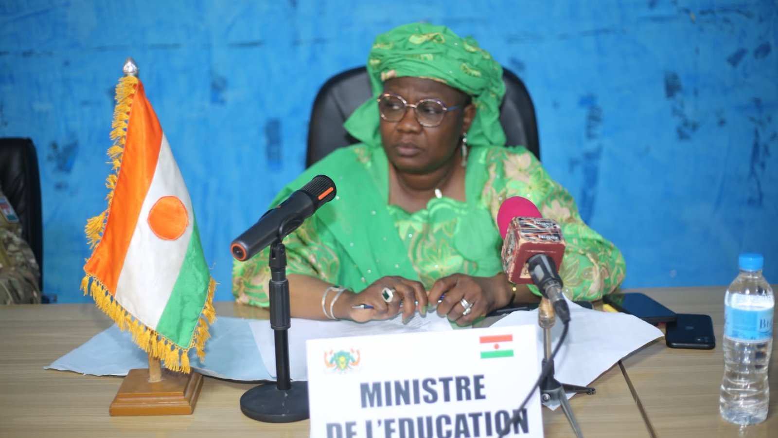 Niger / Collège scientifique de Zinder : La Ministre Dr Élisabeth Shérif échange avec les entreprises en charge des travaux.