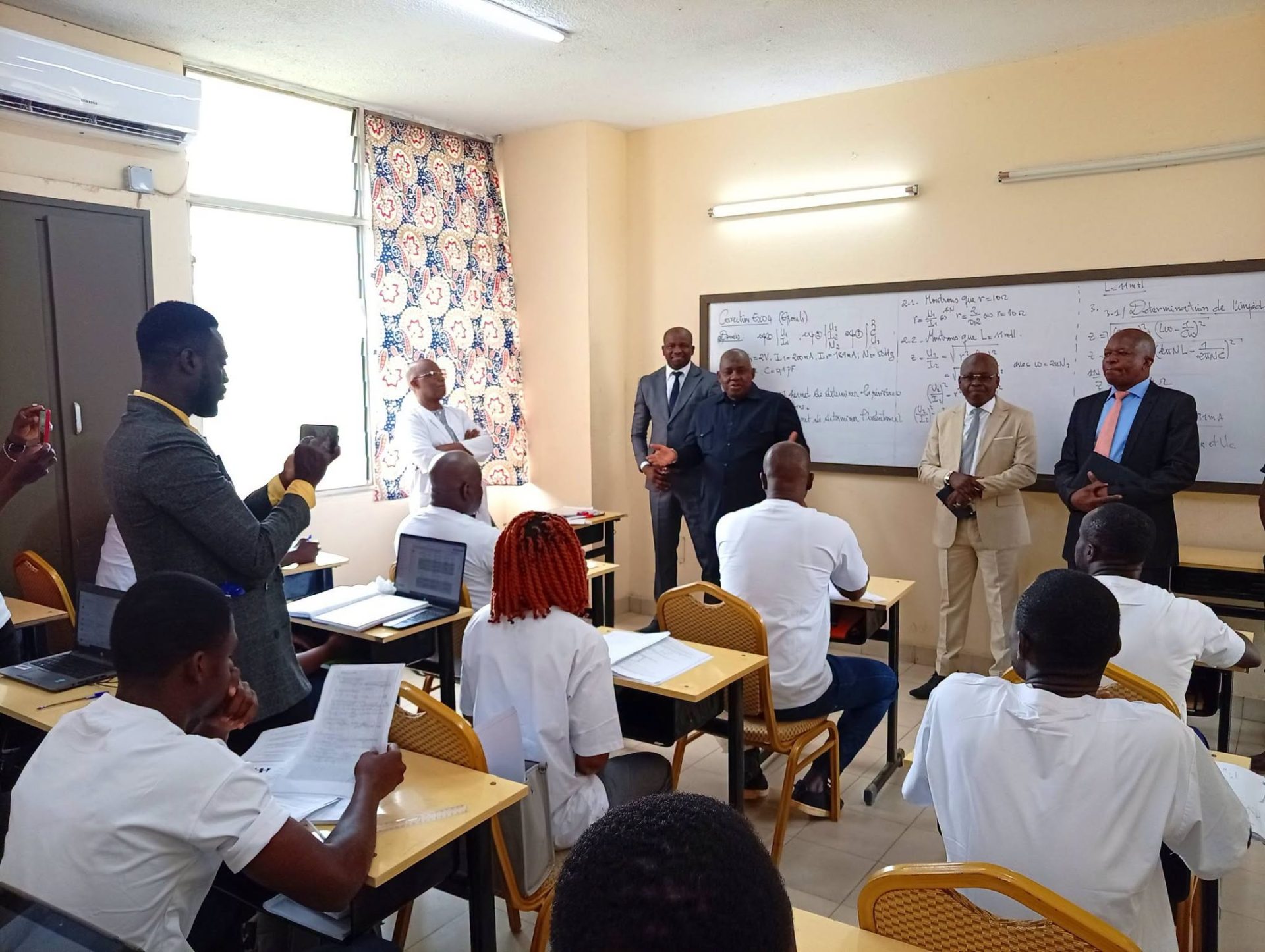 Yamoussoukro : Le DRENAET effectue une visite de terrain sur les sites de formation des enseignants contractuels de Physique-Chimie
