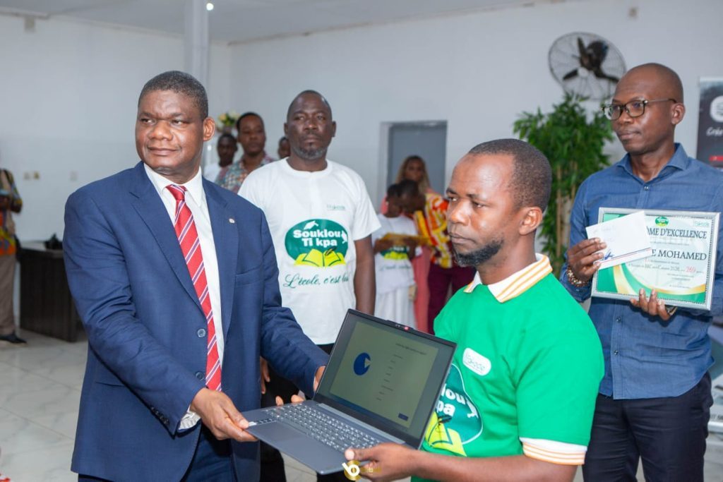 Béoumi : La Fondation FAKODE récompense les meilleurs élèves du département