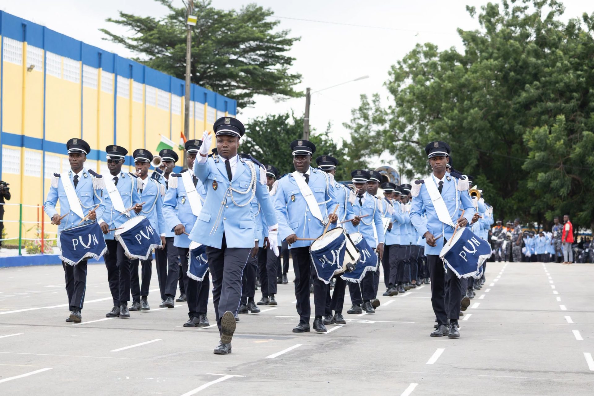 Examens et concours : 2 389 nouveaux sous-officiers de police reçoivent leurs épaulettes sous le parrainage du ministre N'Guessan Koffi.