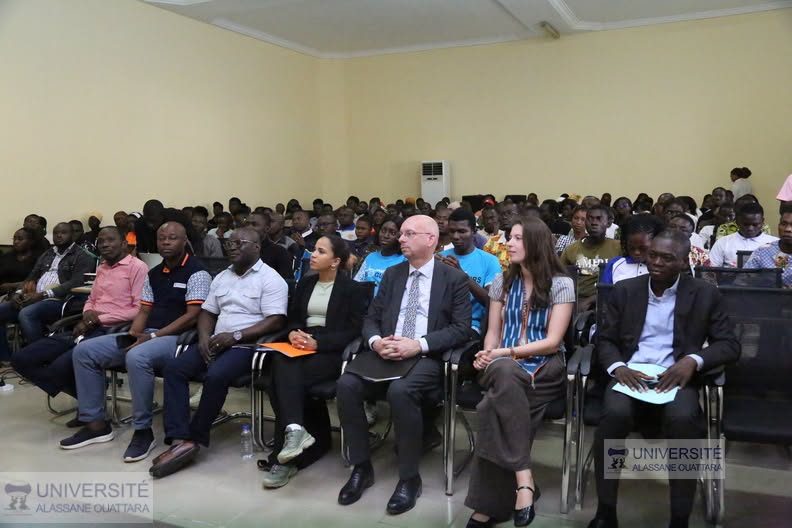 UAO : L'Ambassadeur des Pays-Bas présente le programme Orange Corners aux étudiants