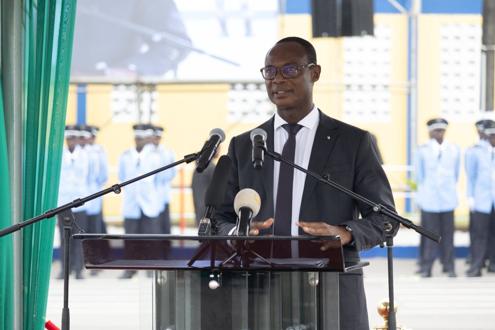Examens et concours : 2 389 nouveaux sous-officiers de police reçoivent leurs épaulettes sous le parrainage du ministre N'Guessan Koffi.