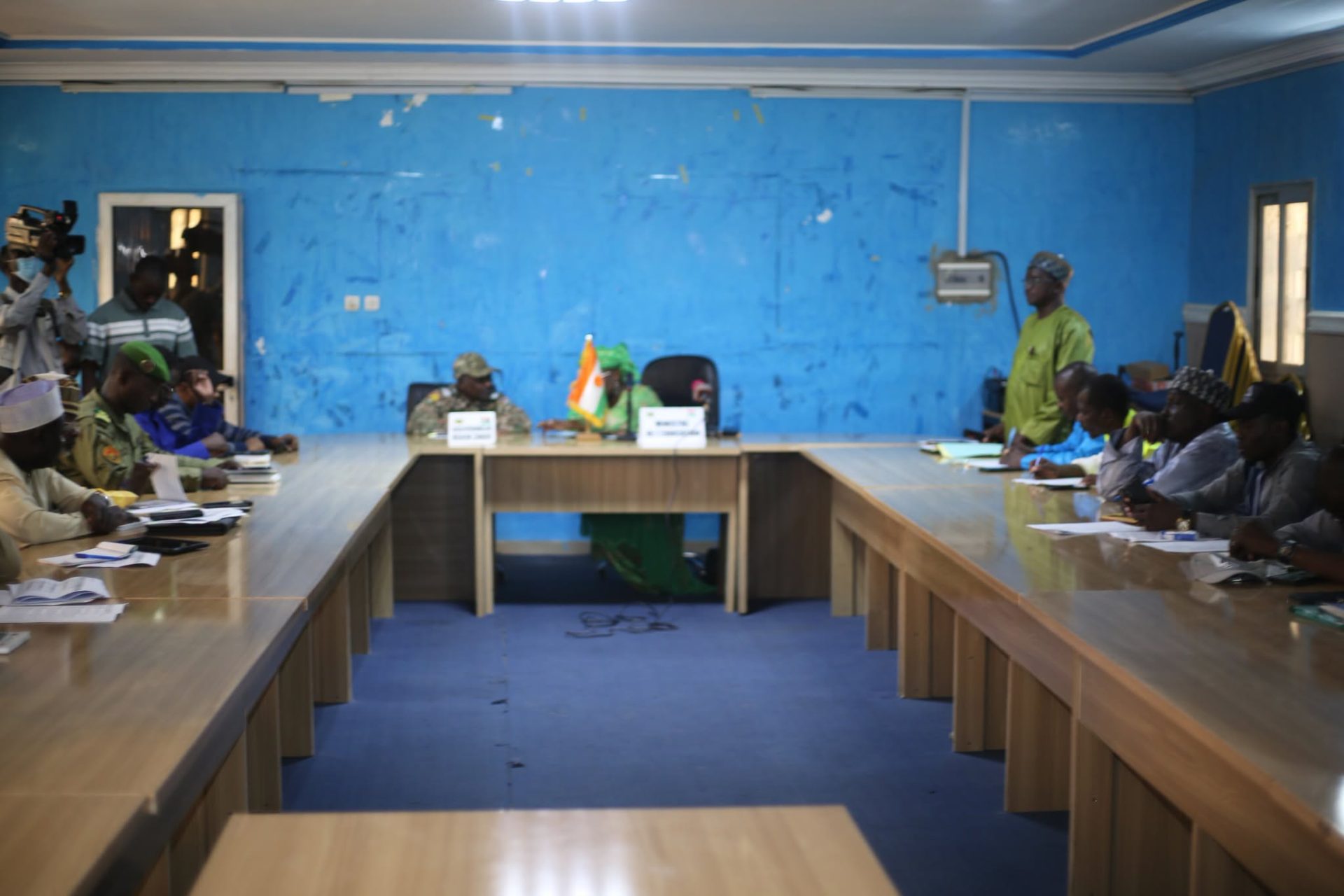 Niger / Collège scientifique de Zinder : La Ministre Dr Élisabeth Shérif échange avec les entreprises en charge des travaux.