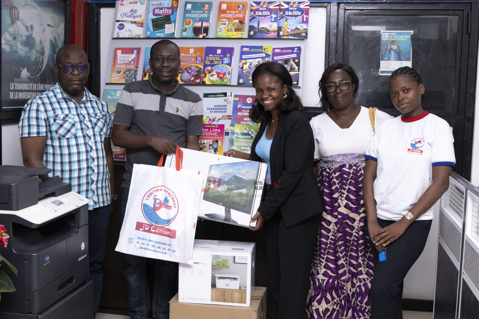 Actions sociales / JD Éditions apporte un soutien au Conseil d’Enseignement SVT du Lycée Municipal GADIÉ Pierre 2 de Yopougon