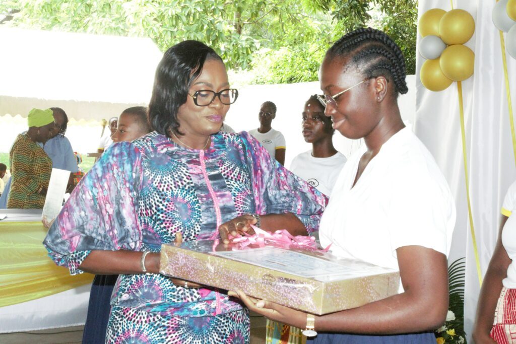 Actions sociales / JD Éditions fête l’excellence et le mérite au Lycée Sainte-Marie de Cocody.