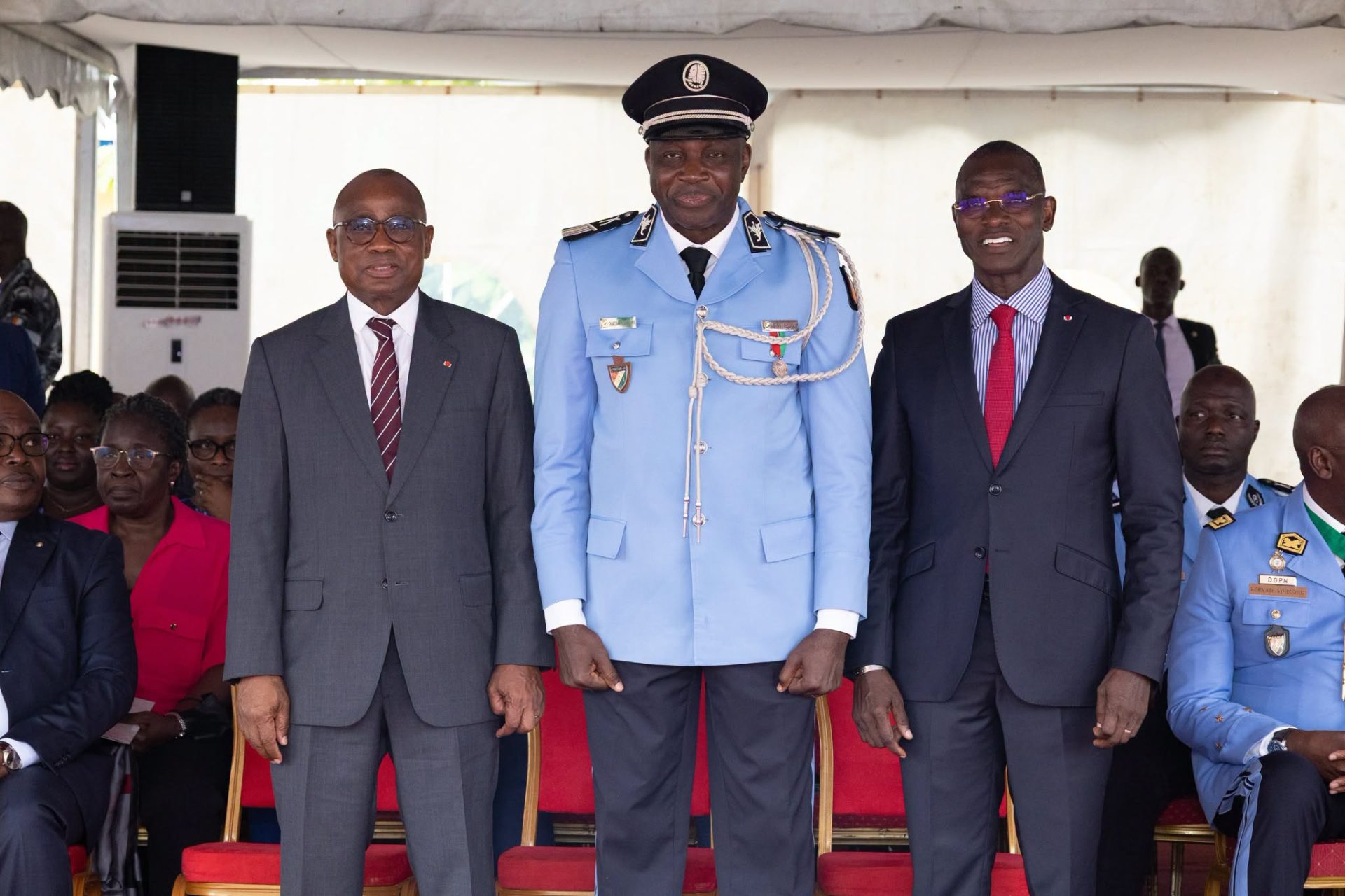 Examens et concours : 2 389 nouveaux sous-officiers de police reçoivent leurs épaulettes sous le parrainage du ministre N'Guessan Koffi.