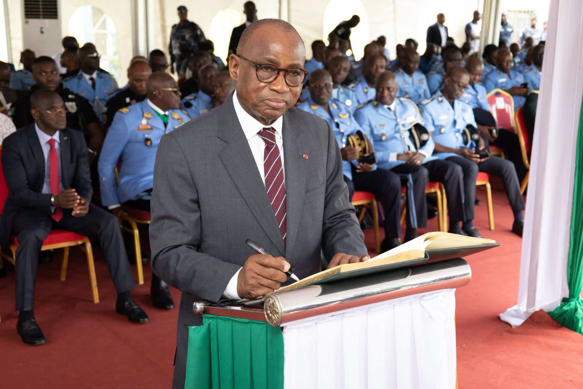 Examens et concours : 2 389 nouveaux sous-officiers de police reçoivent leurs épaulettes sous le parrainage du ministre N'Guessan Koffi.