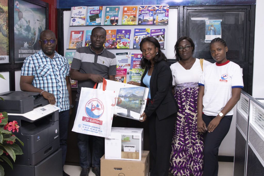 Actions sociales / JD Éditions apporte un soutien au Conseil d’Enseignement SVT du Lycée Municipal GADIÉ Pierre 2 de Yopougon