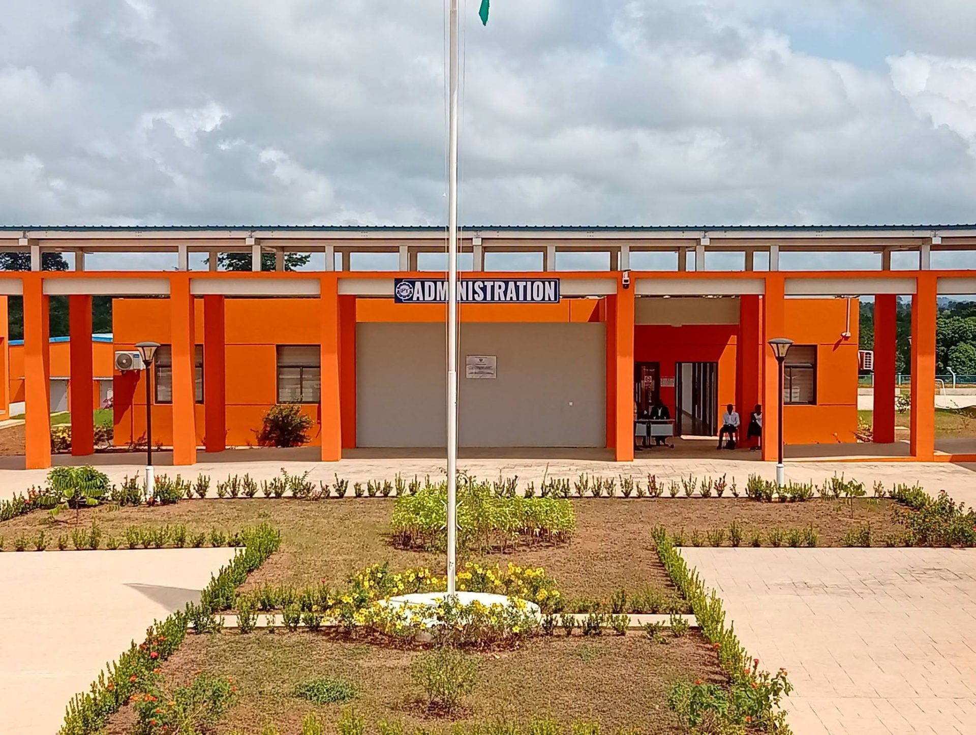 Yamoussoukro : Le DRENAET effectue une visite de terrain sur les sites de formation des enseignants contractuels de Physique-Chimie