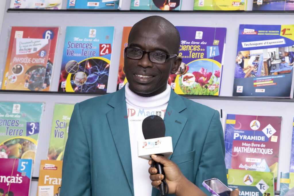 Actions sociales / Le Conseil d’Enseignement Mathématiques de l’EMPT Bingerville reçoit un don de JD Éditions