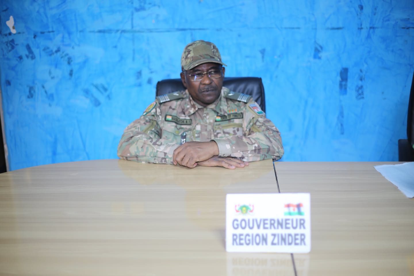 Niger / Collège scientifique de Zinder : La Ministre Dr Élisabeth Shérif échange avec les entreprises en charge des travaux.