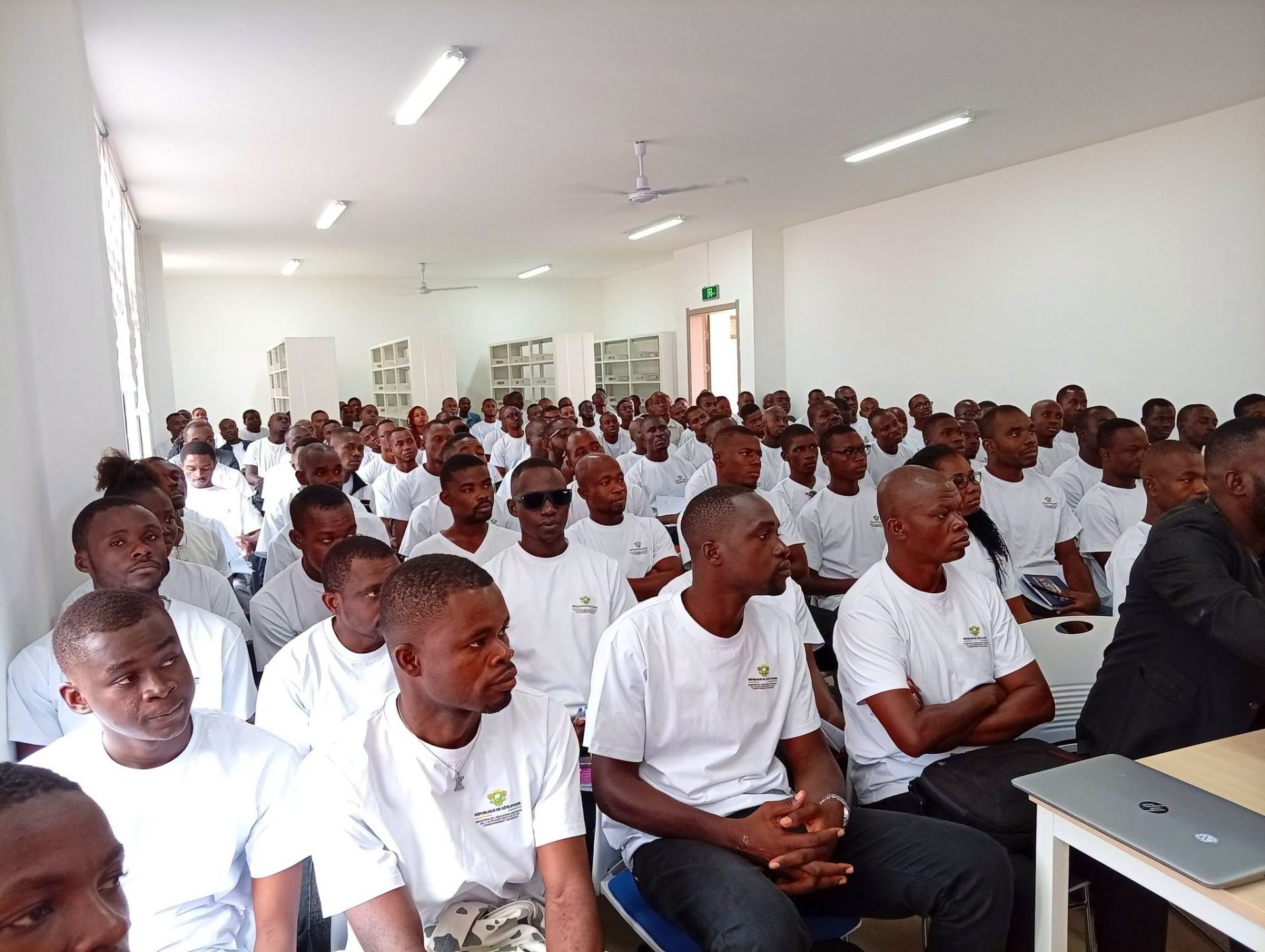 Yamoussoukro : Le DRENAET effectue une visite de terrain sur les sites de formation des enseignants contractuels de Physique-Chimie