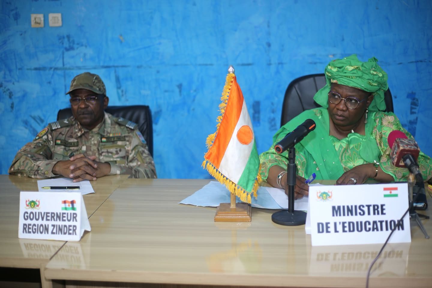 Niger / Collège scientifique de Zinder : La Ministre Dr Élisabeth Shérif échange avec les entreprises en charge des travaux.