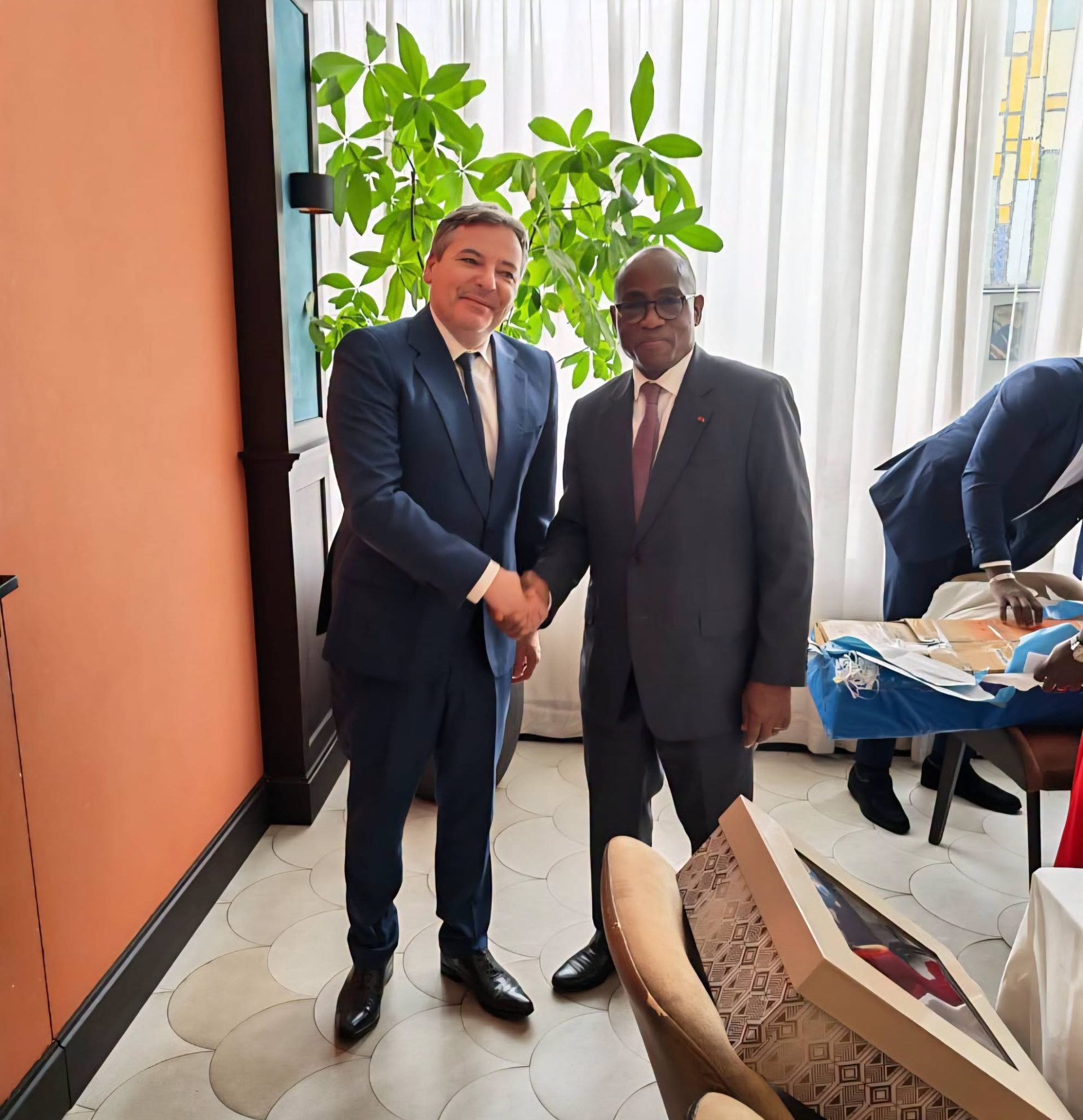 MENAET : Le Ministre N’Guessan KOFFI rend hommage au Directeur de l’AFD en fin de mission