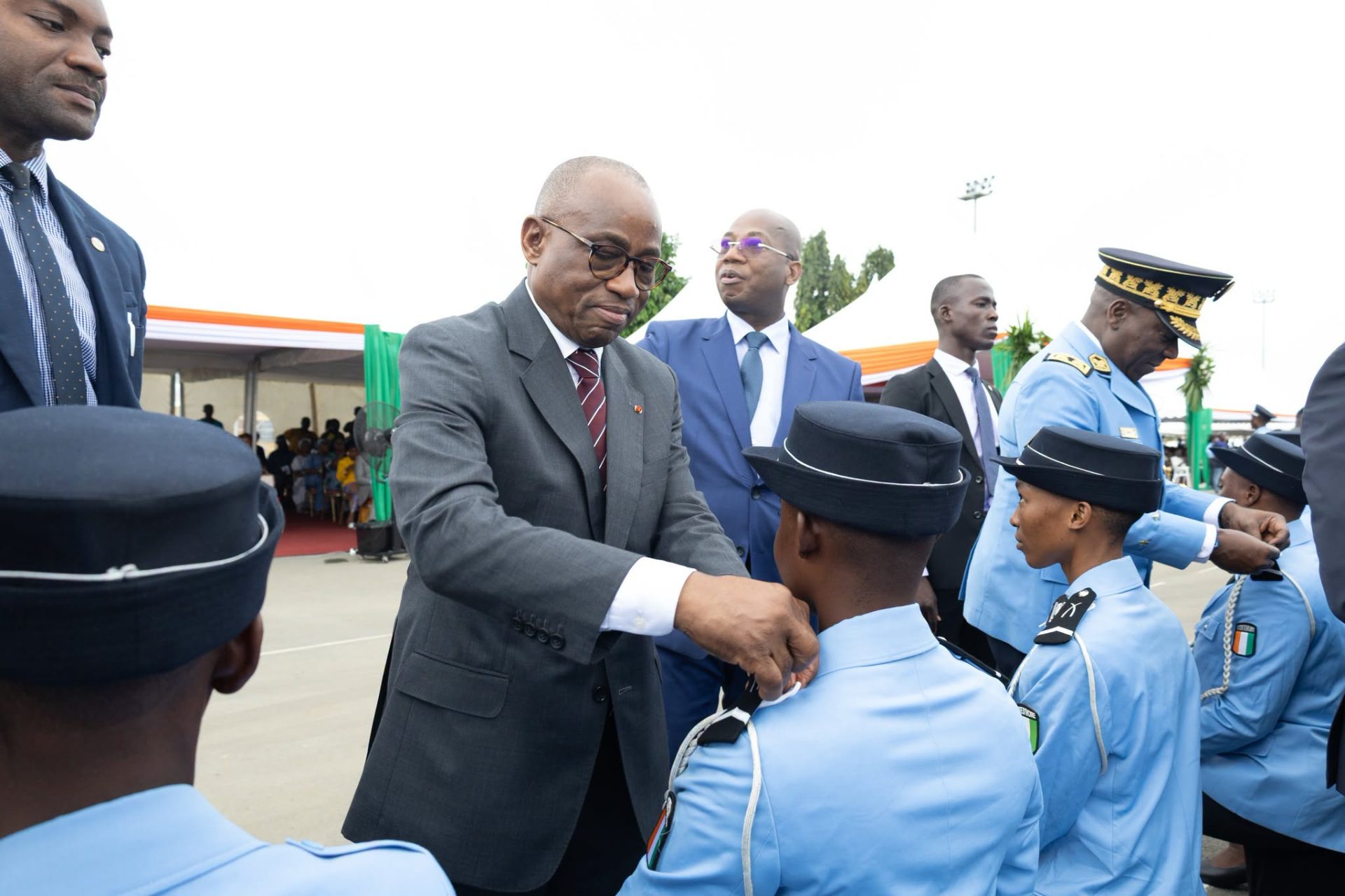 Examens et concours : 2 389 nouveaux sous-officiers de police reçoivent leurs épaulettes sous le parrainage du ministre N'Guessan Koffi.